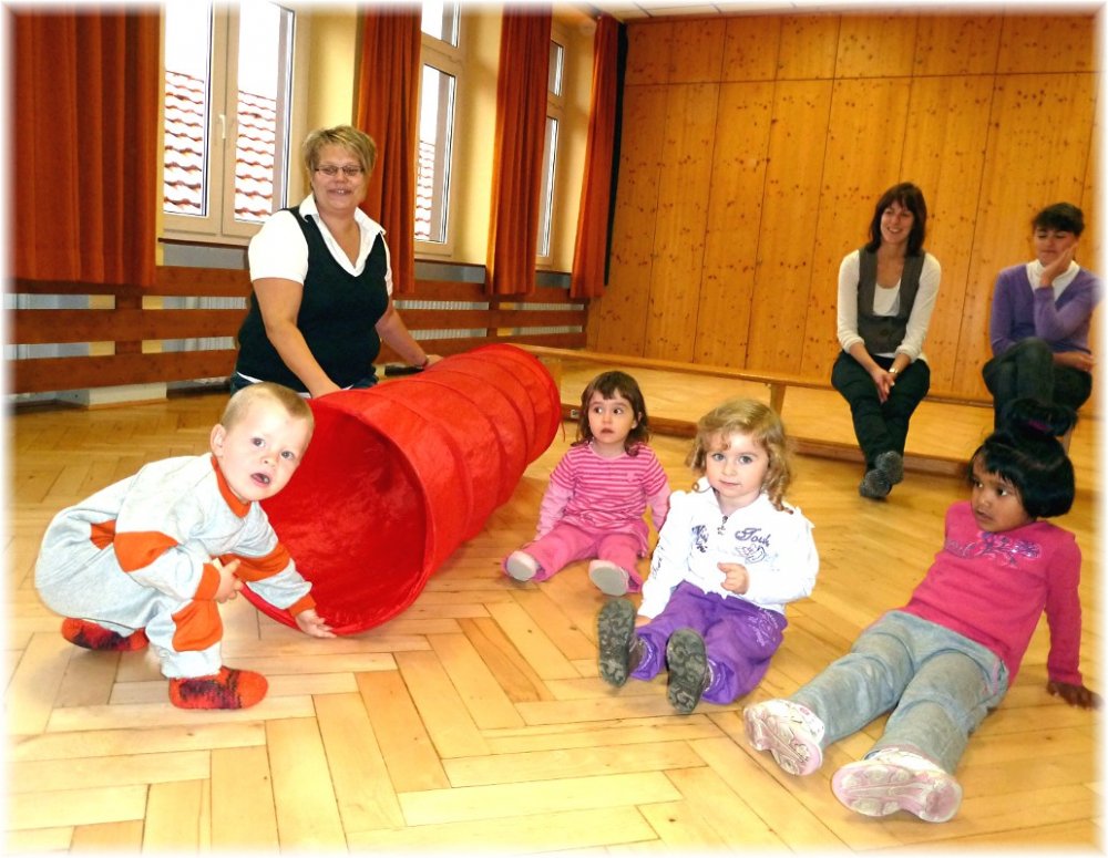 Web 05 TSV Deute_Kinderturnen bis 3 Jahre_8.9.11_Krabbelröhre_1.jpg